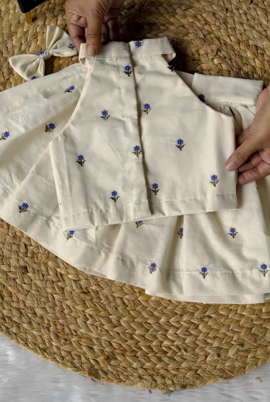 KID VASTRA Kids Cream Floral Embroidered Lehenga Choli Set